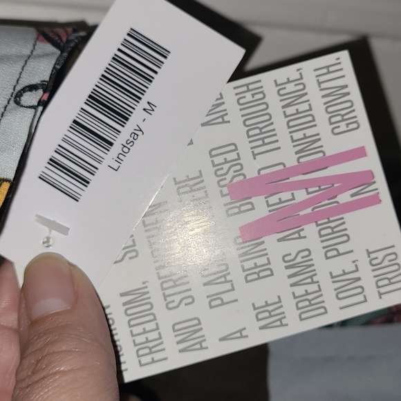 NWT - LuLaRoe Lindsay - Size Medium - Picture 2 of 7